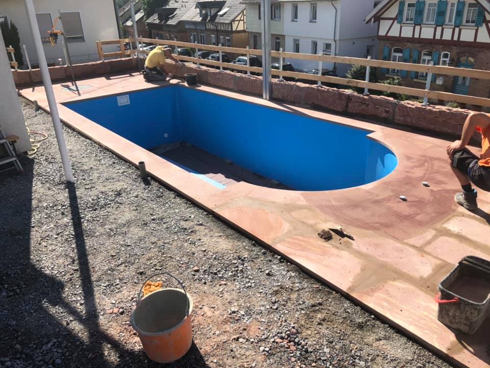 pool mit steinen